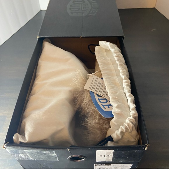 Hey Dude Wally Slip Loafer Market 2 Sand Beige Faux Fur NWT Size 8 - Picture 7 of 8